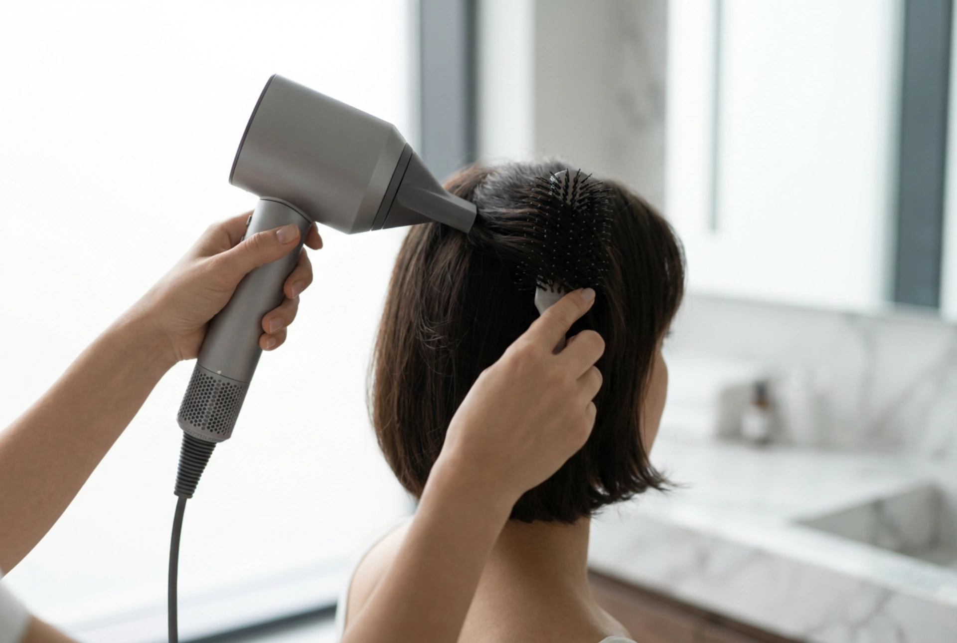 Uscător de păr pentru păr scurt: uscare rapidă și coafare aproape de scalp