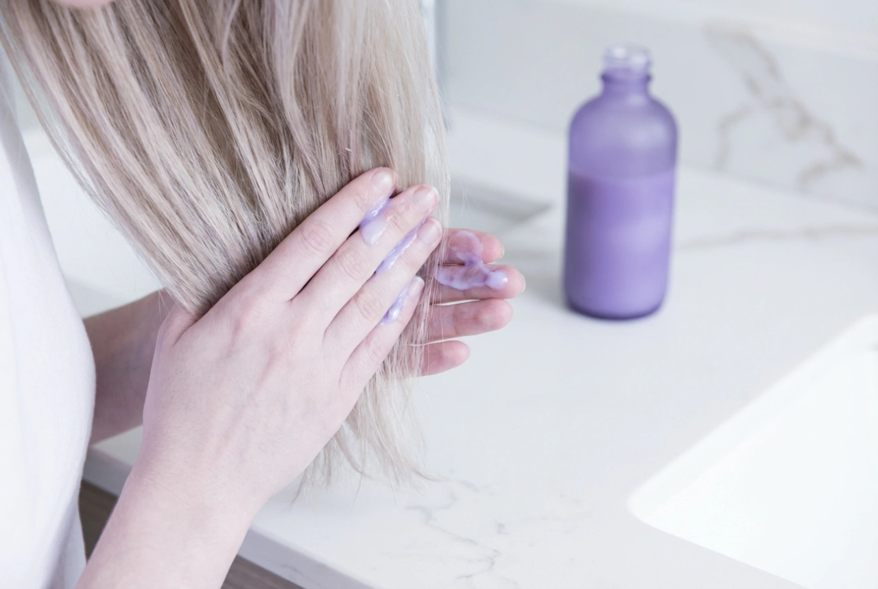Balsamul violet: neutralizarea tonurilor de galben pas cu pas