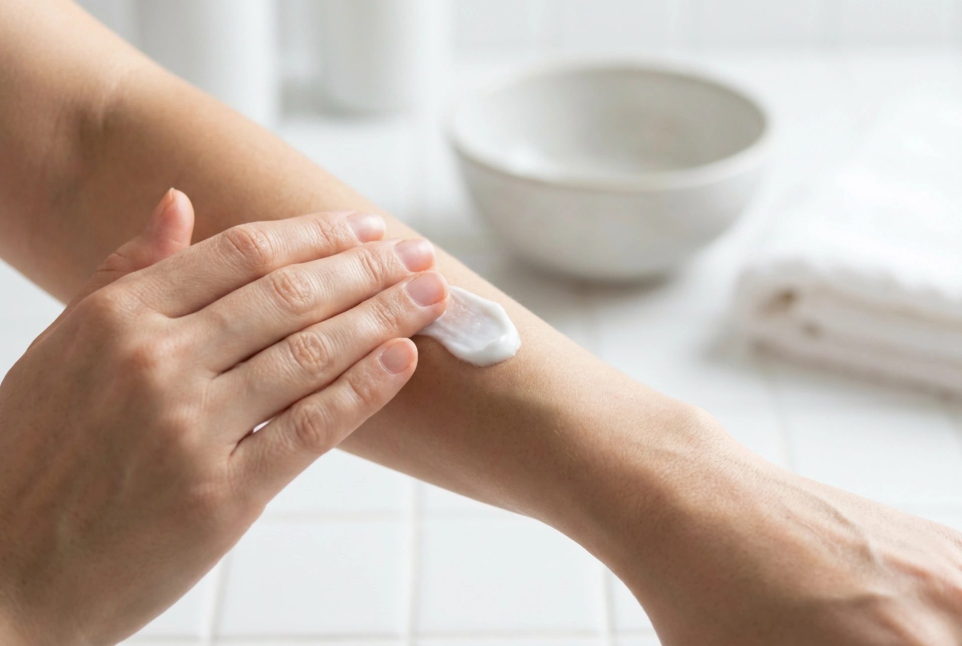 Crema după epilare: cum să calmezi pielea și să prelungești efectul de netezime