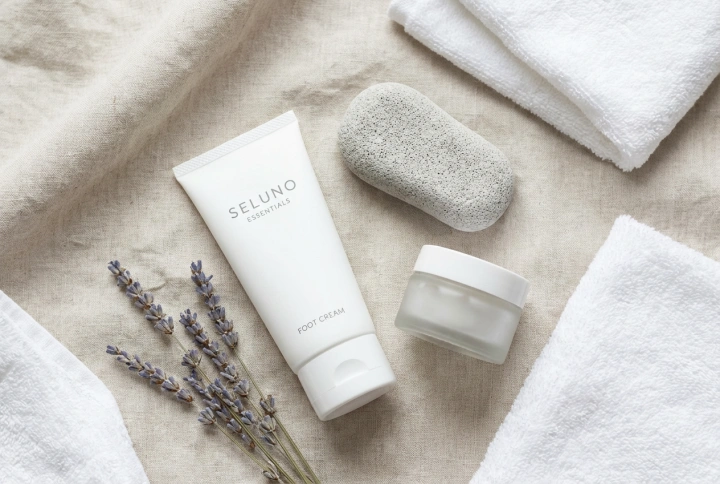 Îngrijirea călcâielor: peeling, pile și creme pentru o piele netedă