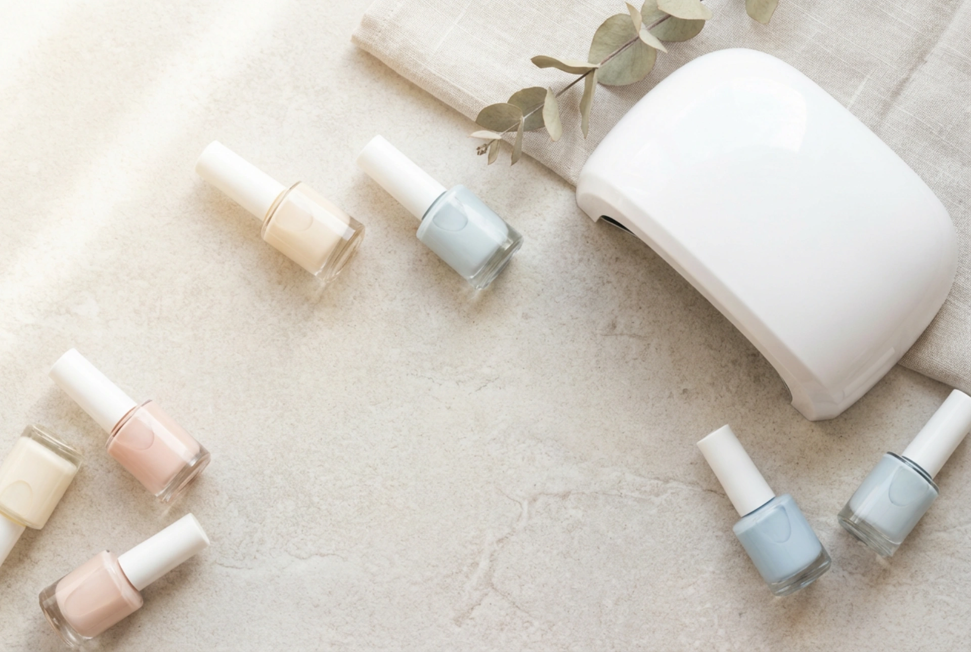 Oje semipermanente: prin ce se deosebesc și cum se polimerizează corect