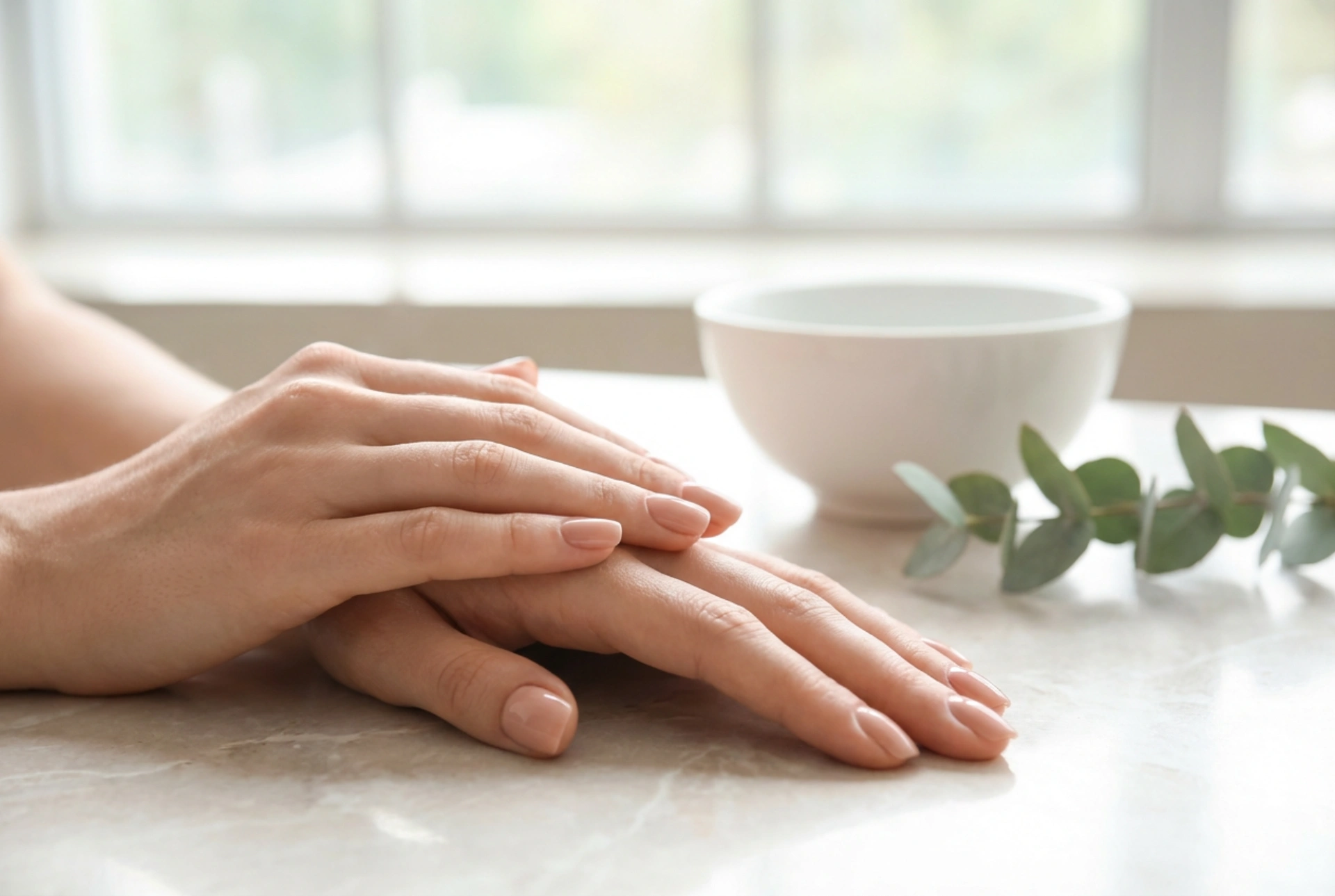 Unghii hibride cu aspect natural: aplicare subțire, culori nude și luciu