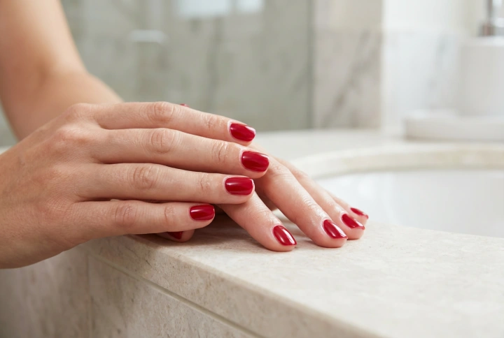 Unghii roșii scurte în cea mai bună formă: formă, luciu, cuticule