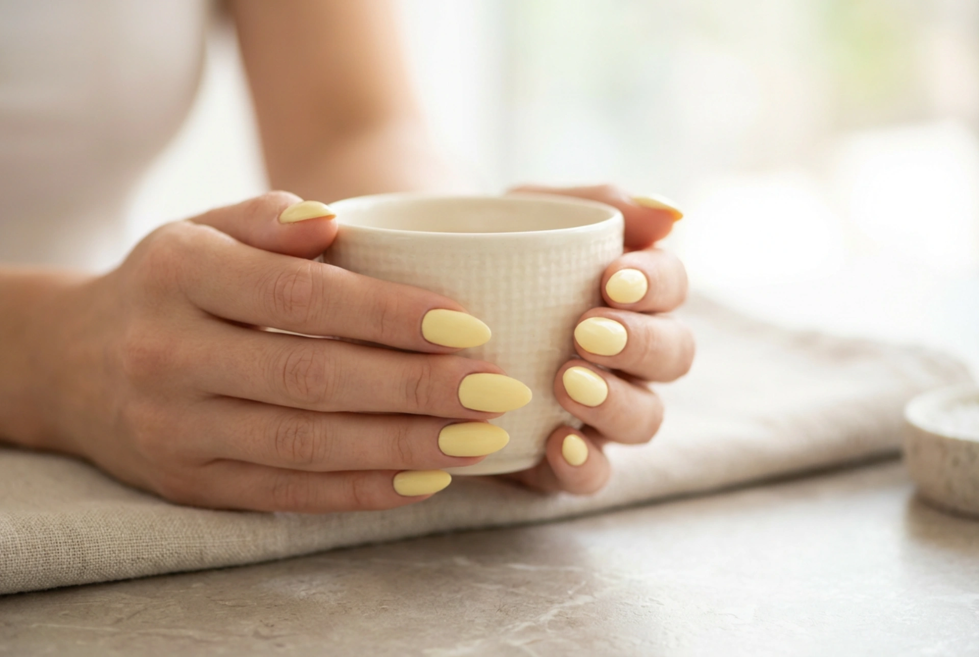 Unghii galben pastel: o manichiură delicată pentru fiecare zi