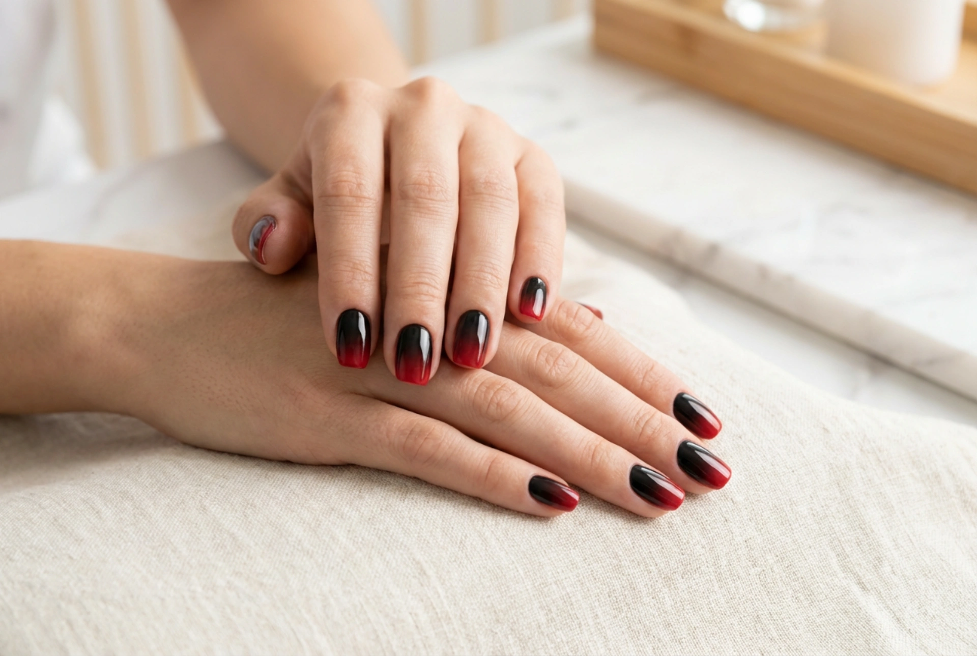 Unghii ombre în nuanțe de negru și roșu: cum să obții o tranziție perfectă, fără pete