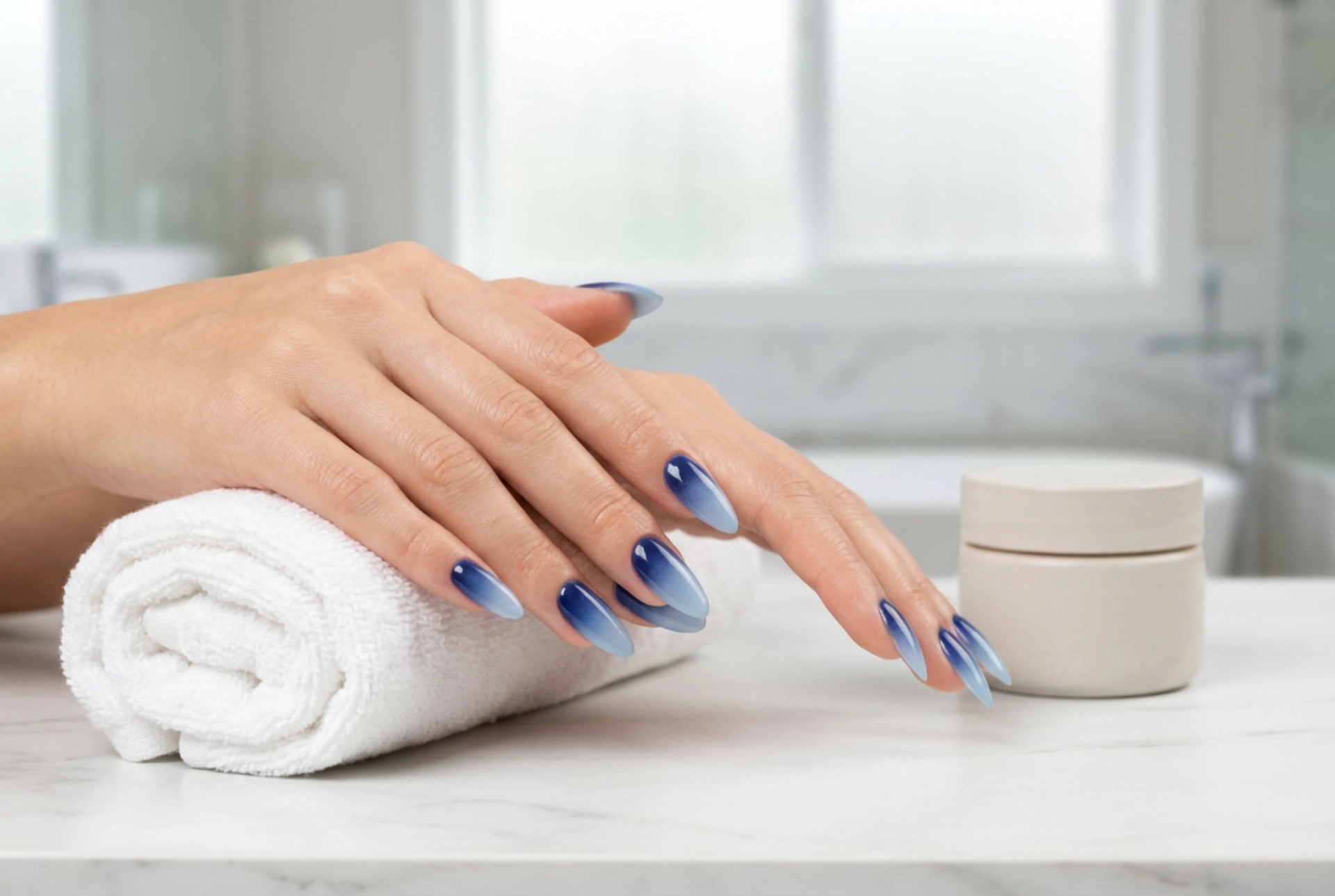 Unghii ombre bleumarin: un gradient de seară în tonuri reci