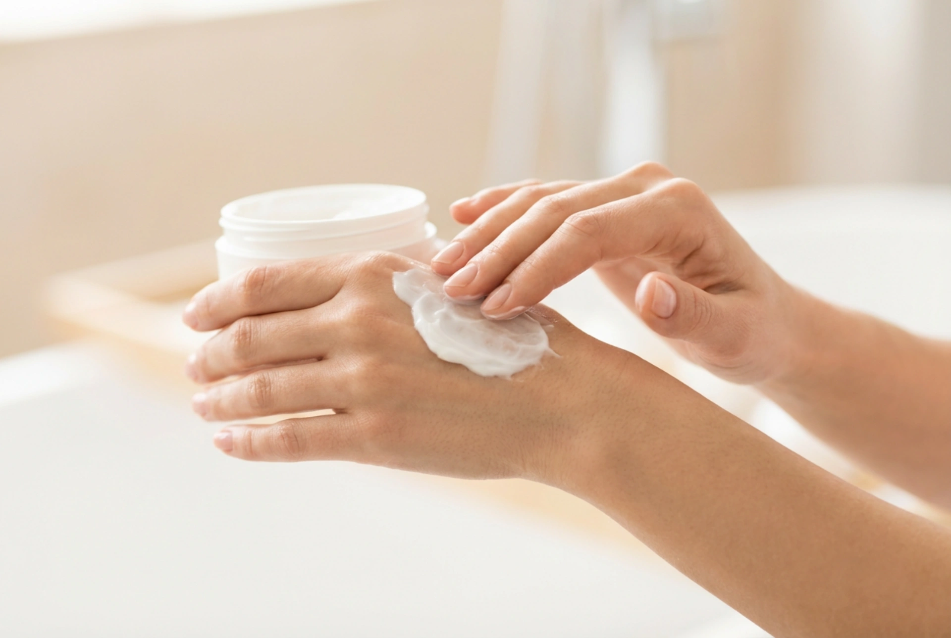 Mâini crăpate: când să folosești crema pentru mâini și cum să o aplici