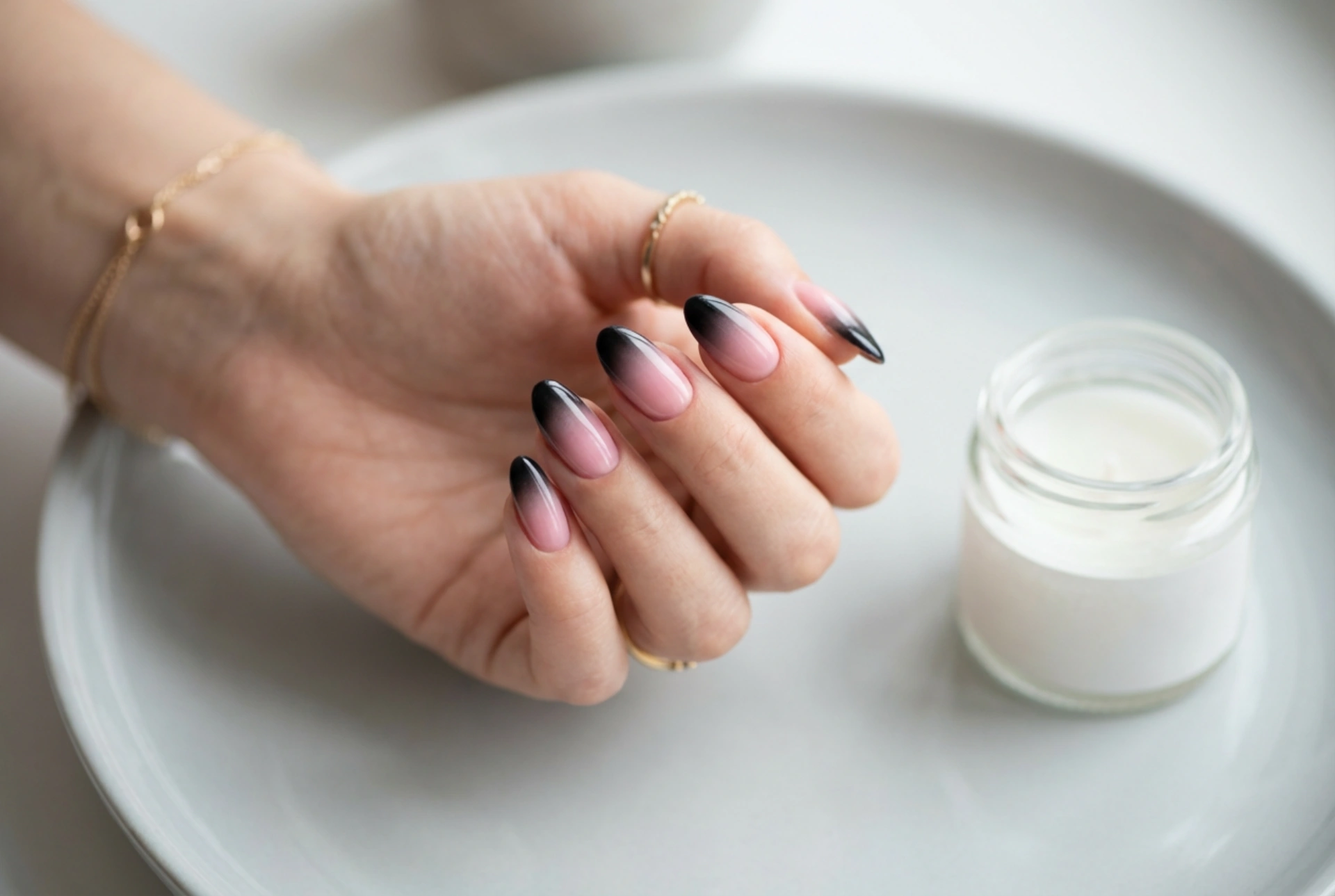 Unghii ombre roz cu negru: un efect contrastant fără dâre