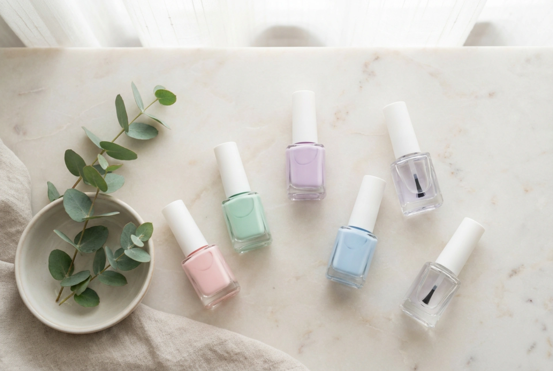 Oje semipermanente pastelate pas cu pas: baza, două straturi și top coat