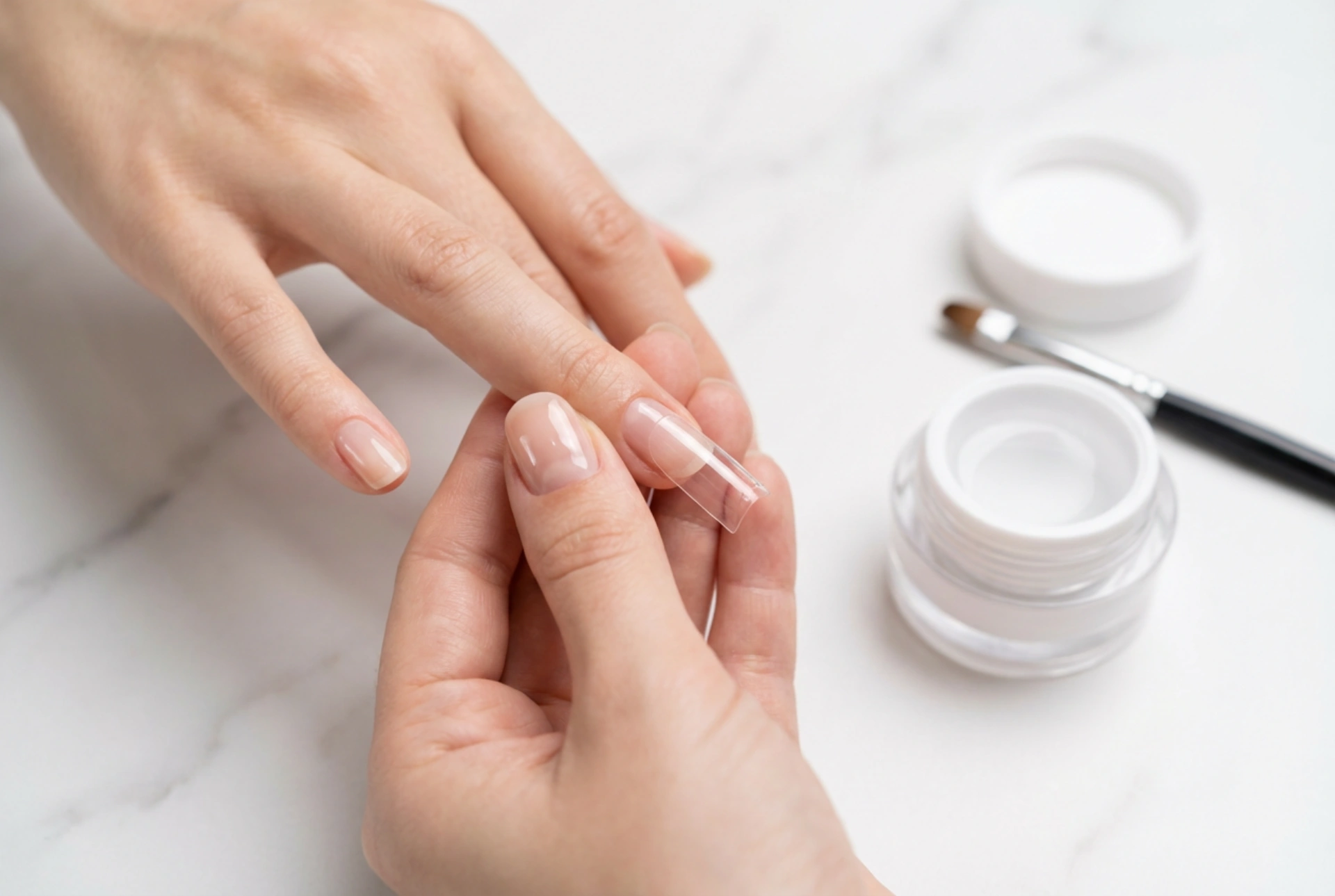Extensia unghiilor cu gel pe forme duale: pregătire și aplicare