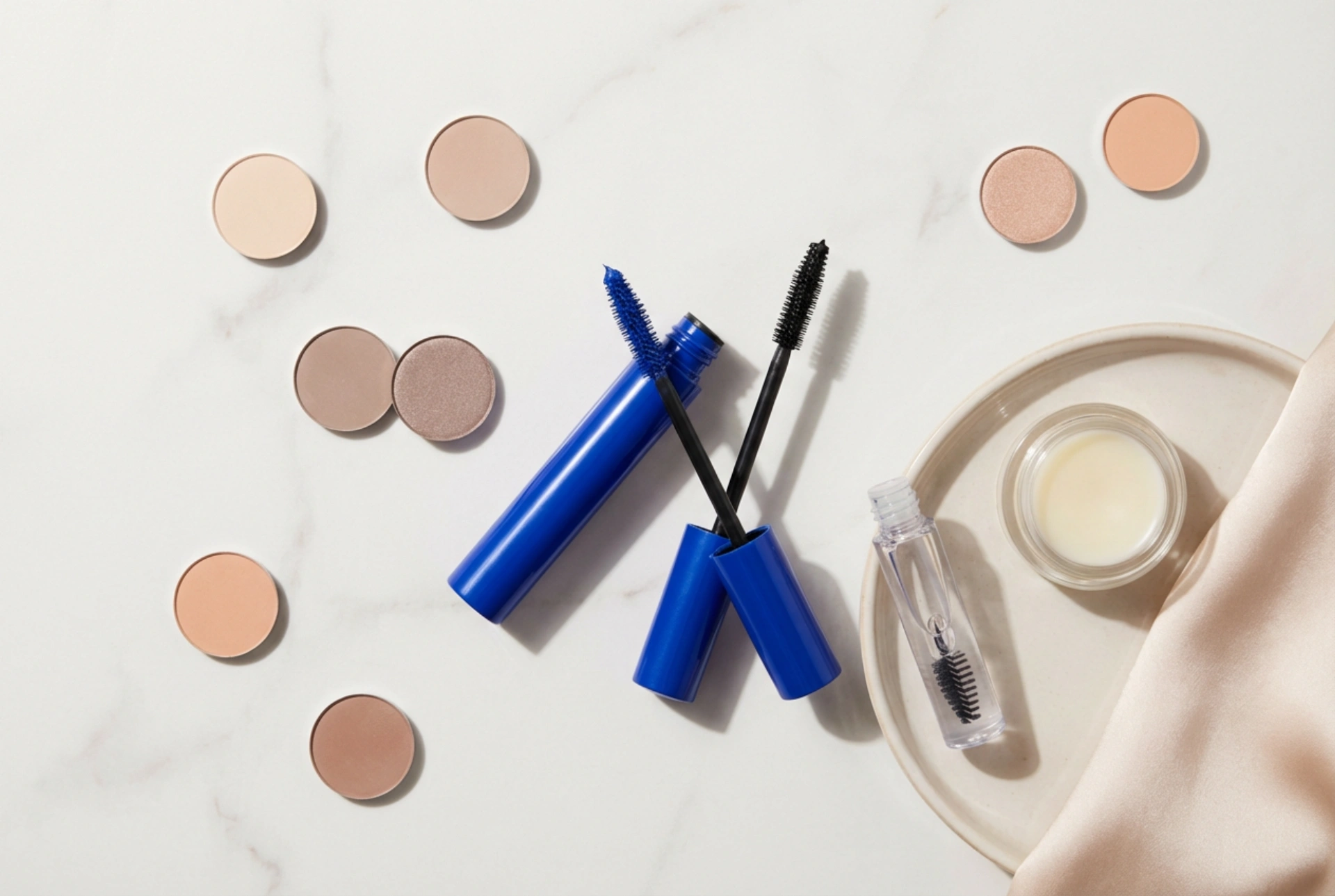 Mascara albastră în practică: cu ce să o combini și cum să-ți accentuezi privirea