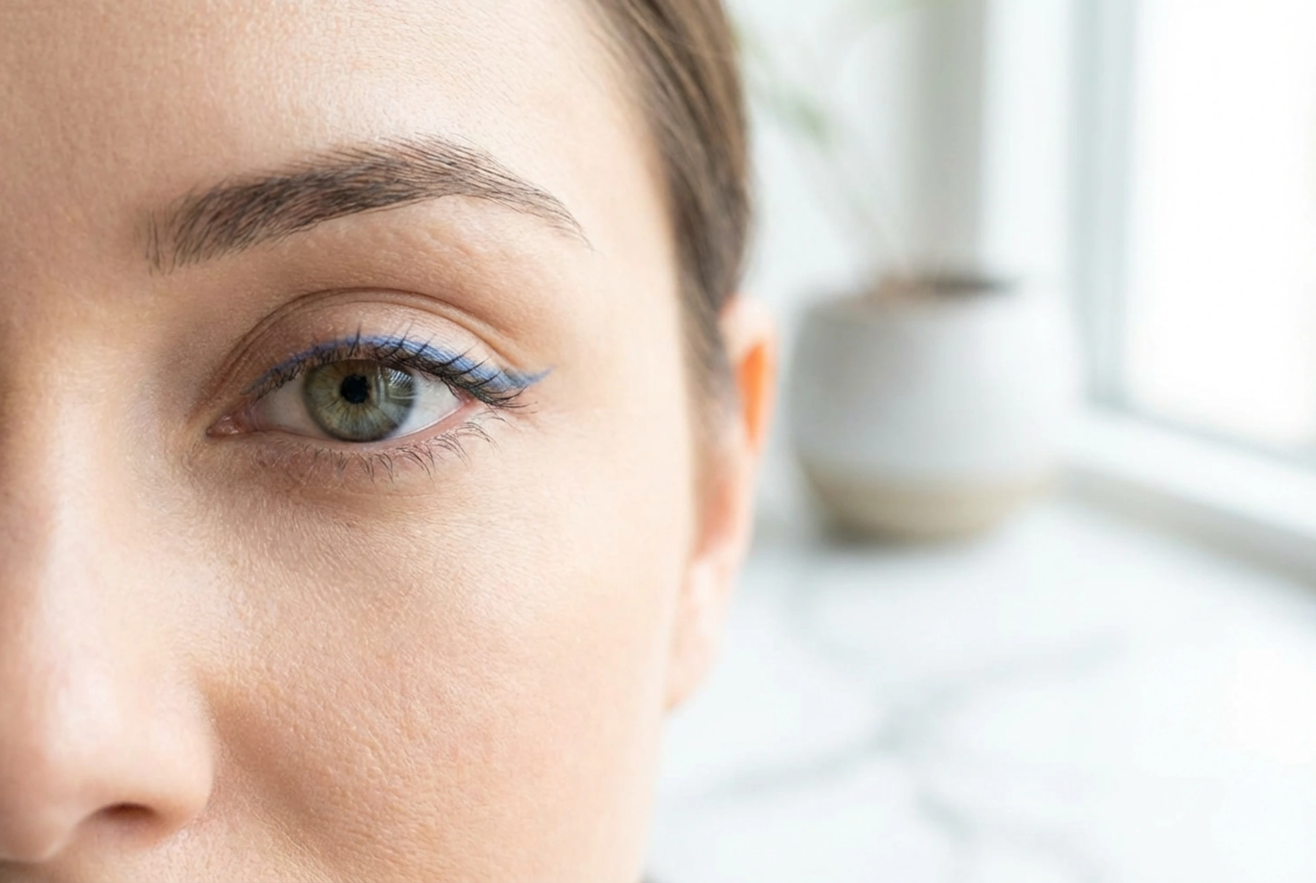 Creionul de ochi albastru: cum să evidențiezi irisul fără a încărca privirea