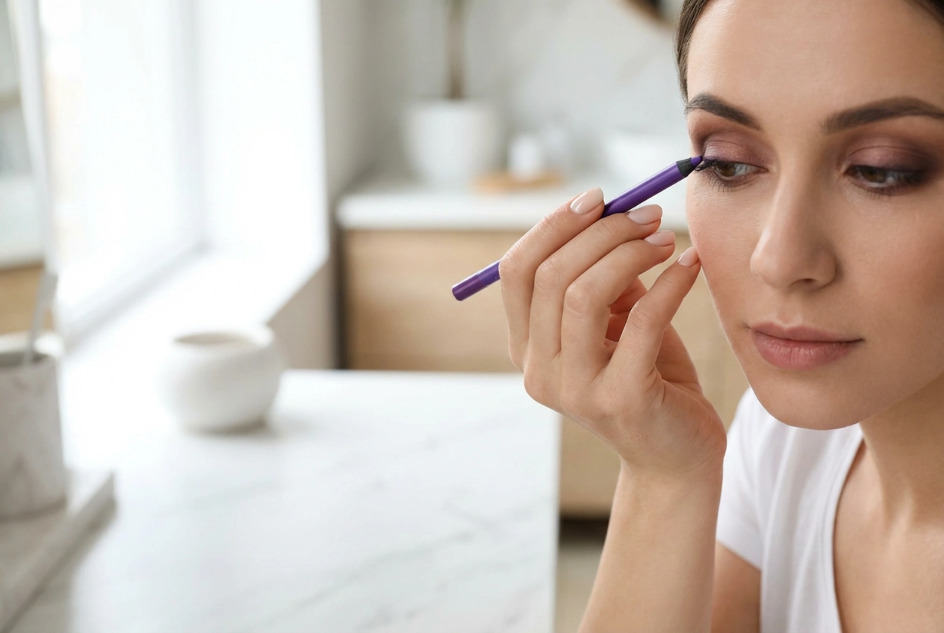 Creionul de ochi violet: tonuri de întinerire, linii delicate și combinații cu maro