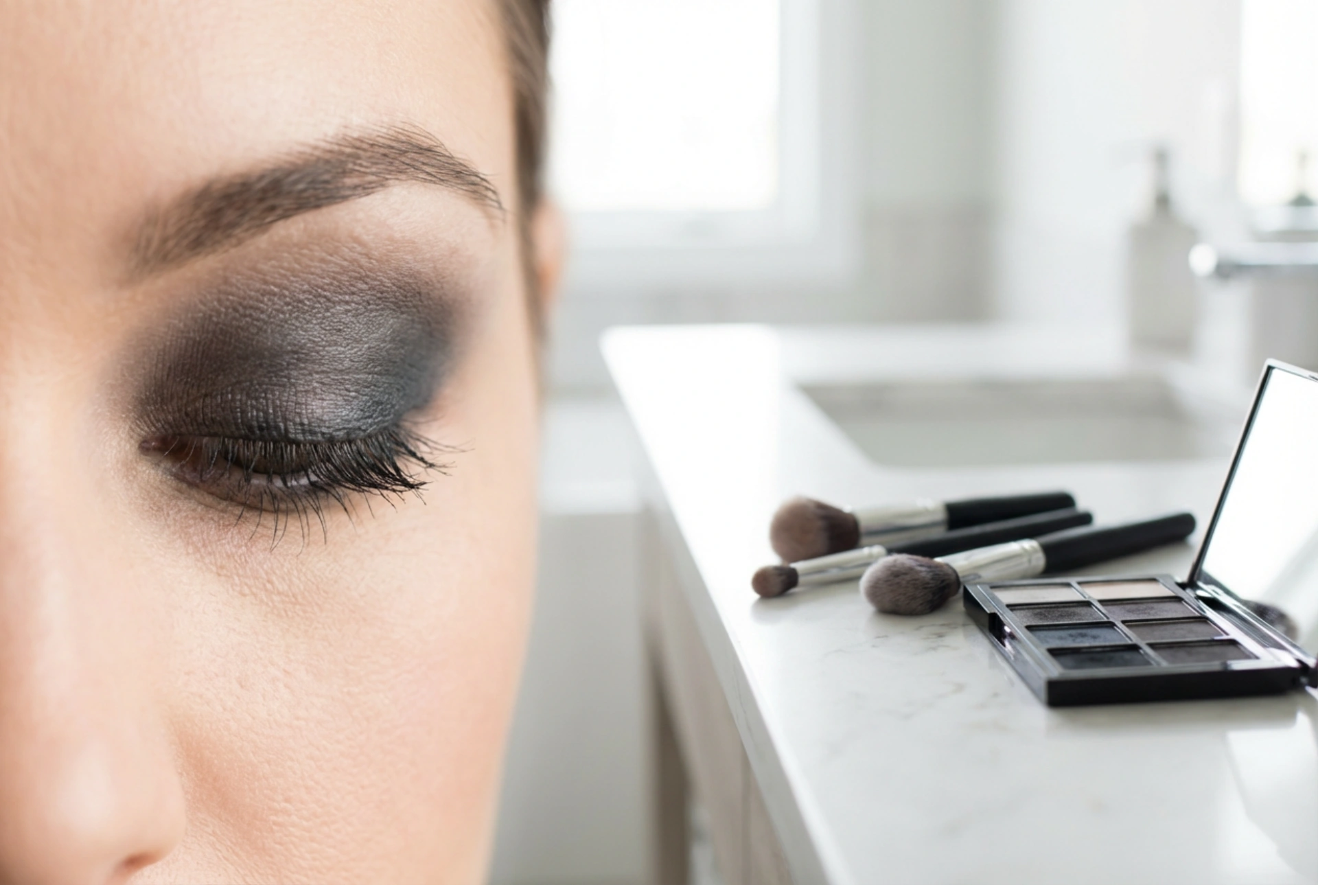 Smokey eyes fără secrete: estompare, alegerea culorilor, rezistență