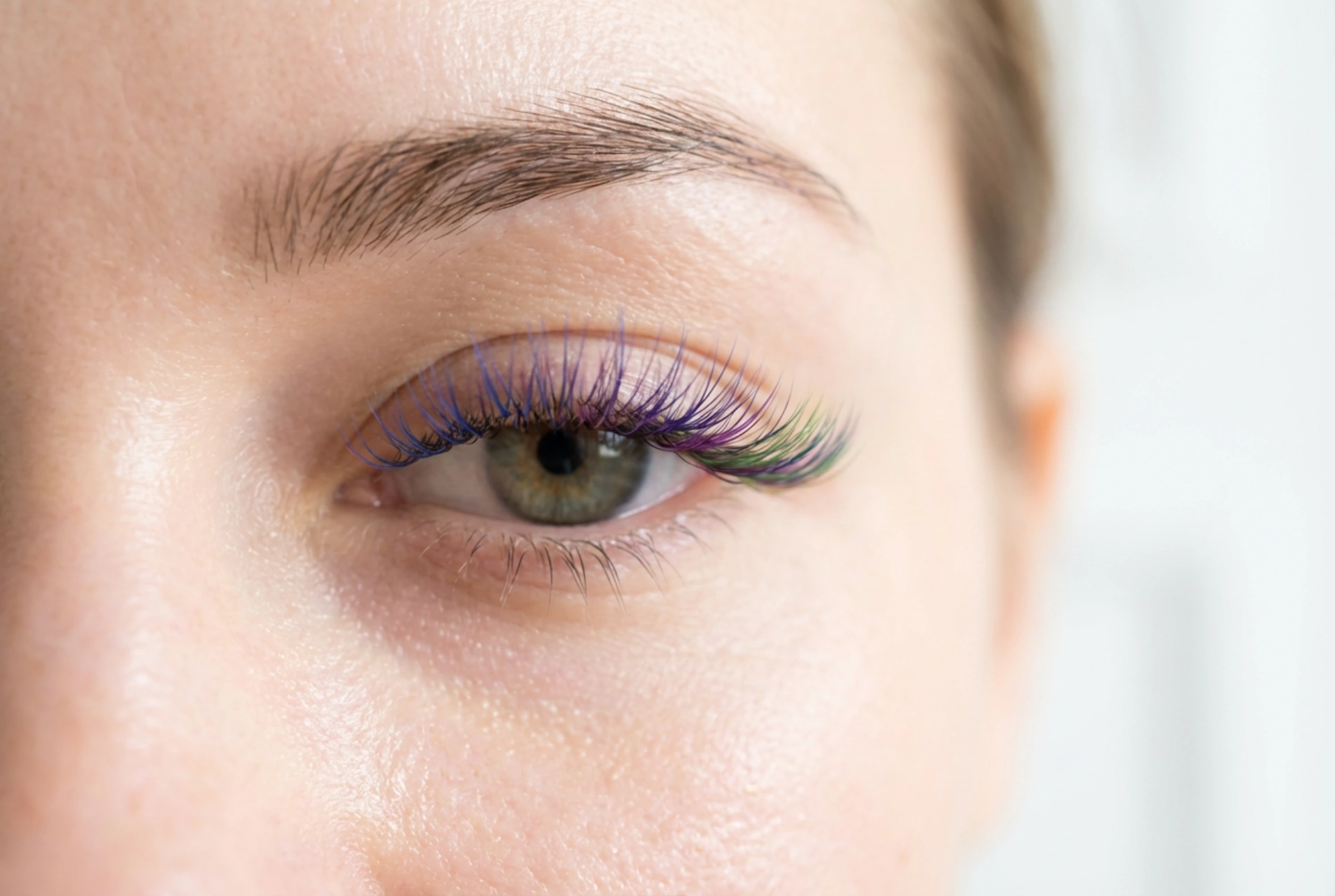 Accente de culoare pentru gene: Ghid pentru smocuri colorate și efectul ombre