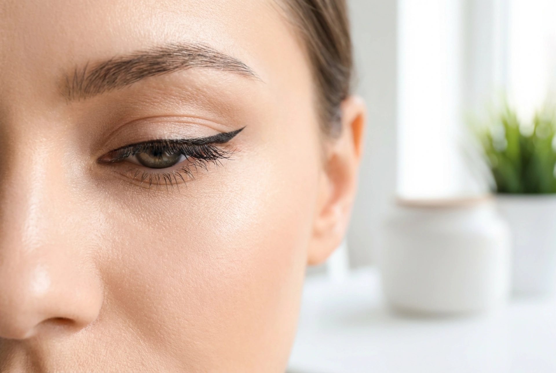 Linii de eyeliner pentru fiecare zi: linie subțire, codiță și finisaj