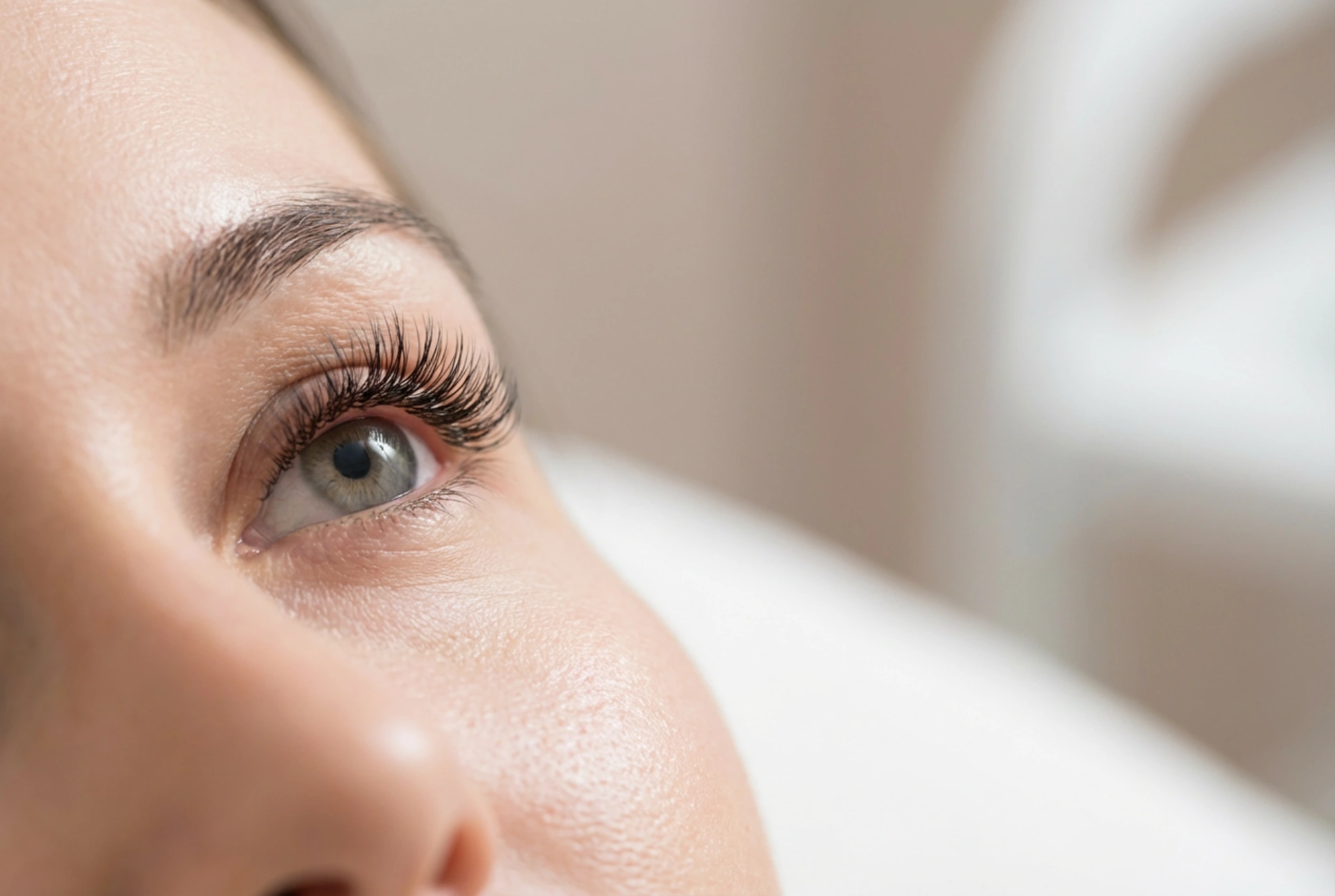 Efect de lifting: Rimel pentru curbare fără a lipi genele