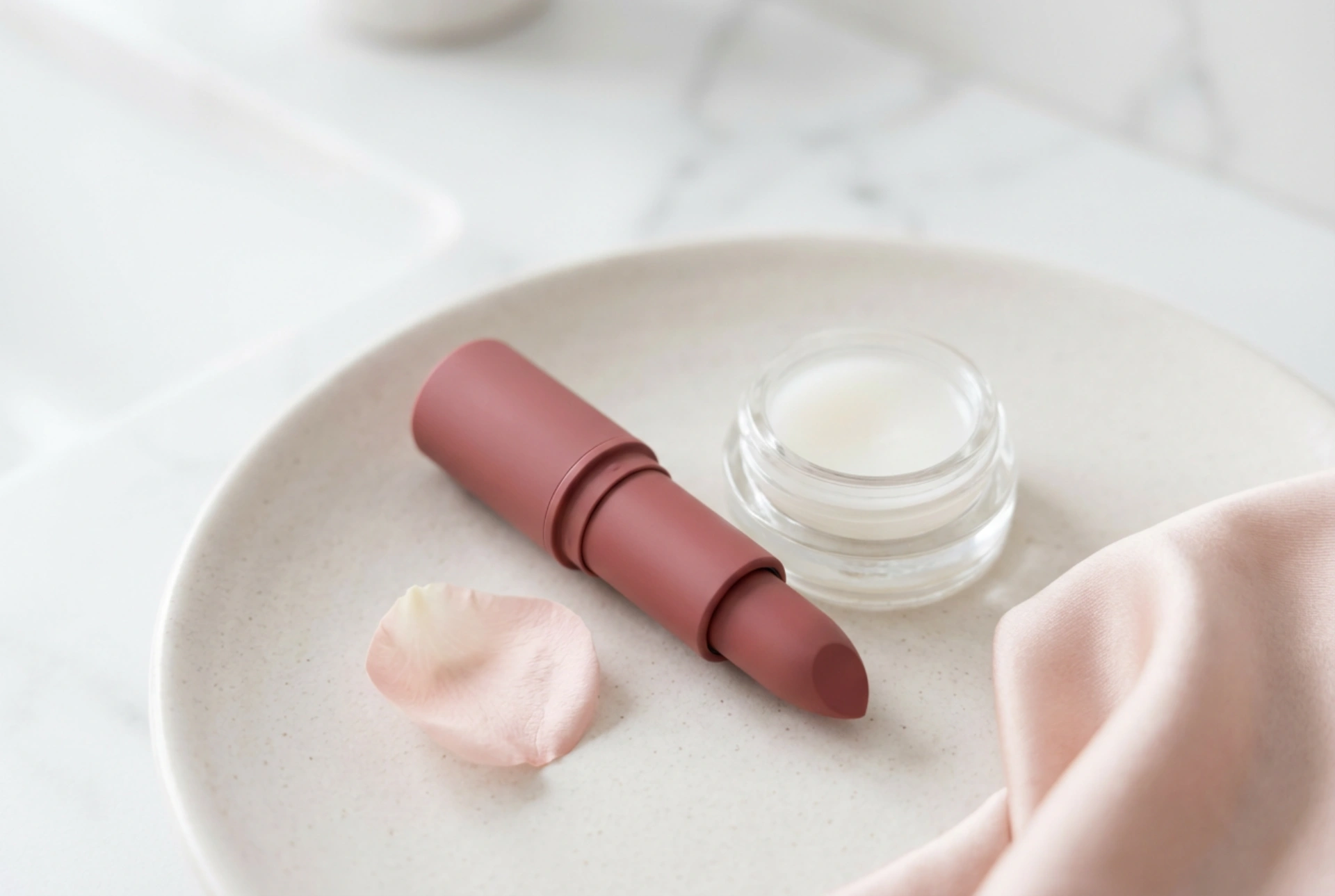 Ruj rezistent: cum să-l aplici pentru a nu evidenția cuticulele uscate