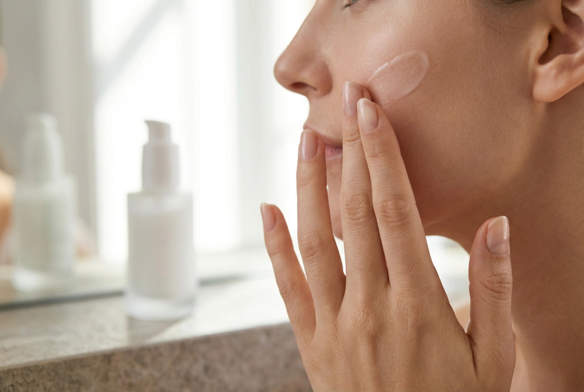 Baza de machiaj matifiantă: aplicarea în strat subțire și fixarea