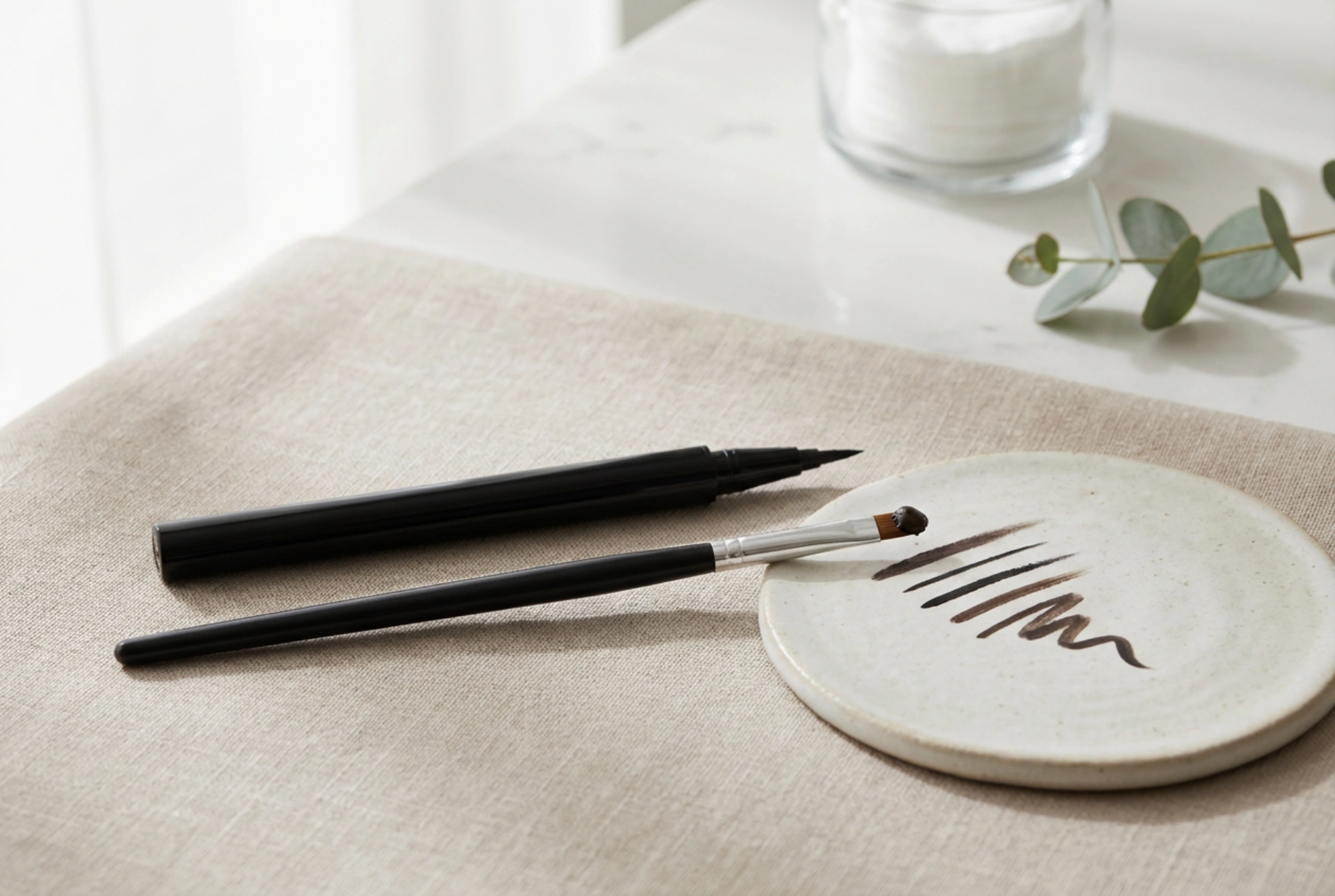 Tuș de ochi stilou sau cu pensulă: cum să alegi și să trasezi o linie perfectă