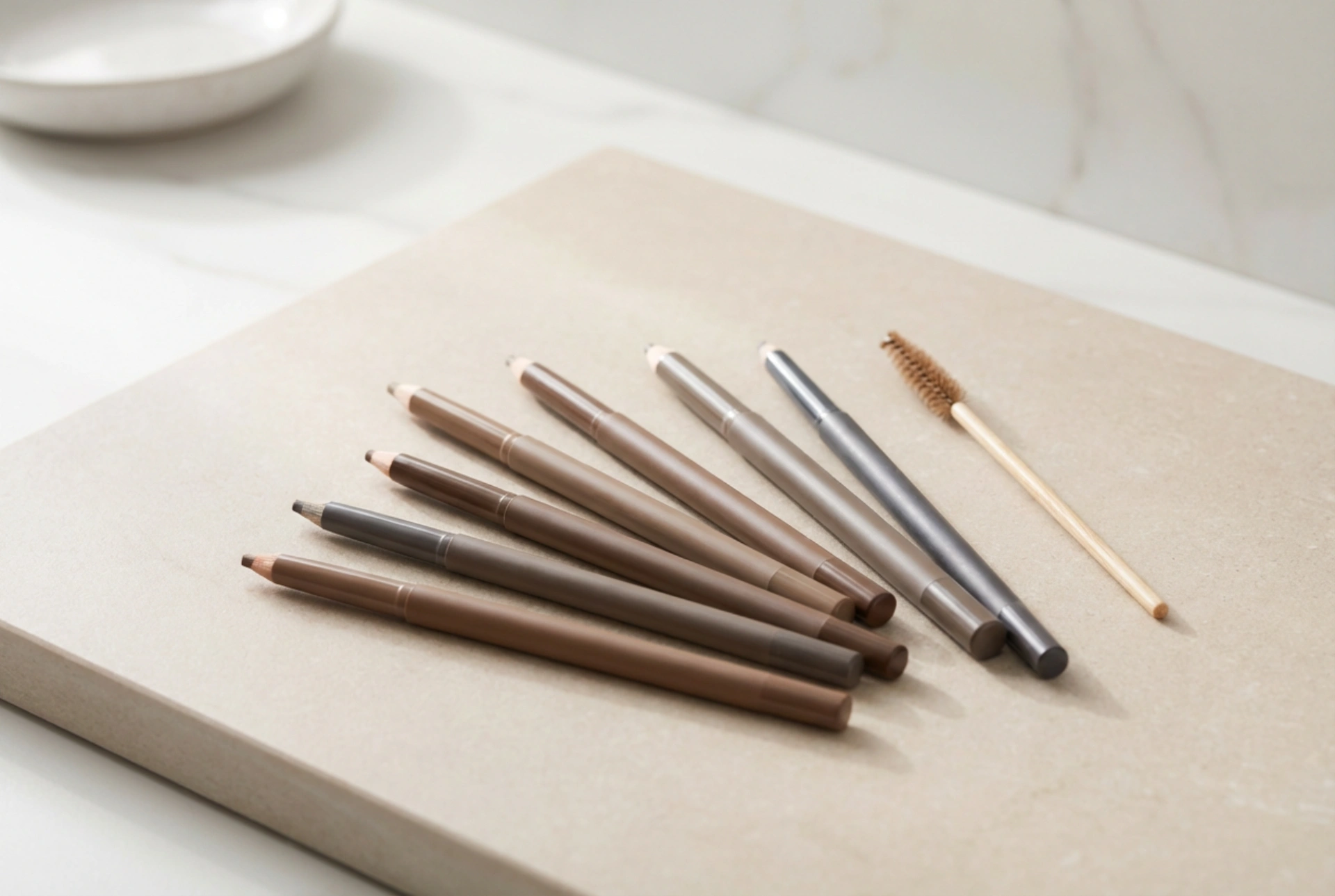 Creioane de sprâncene: cum să alegi duritatea și nuanța, cum să desenezi